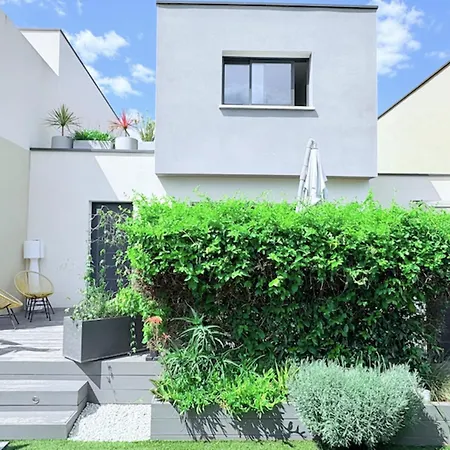 Сasa de vacaciones Spacious House With Garden Lattes