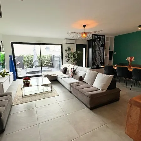 Сasa de vacaciones Spacious House With Garden